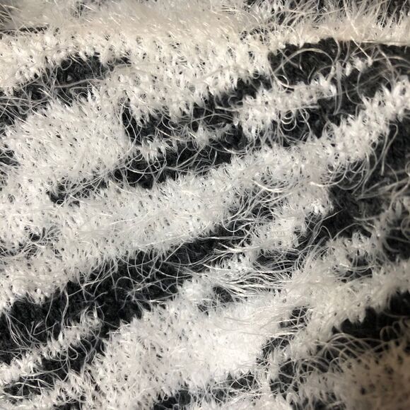 Mudd Scoopneck Eyelash Pullover Sweater NWT - Picture 3 of 7